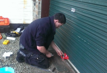 SỬA KHÓA REMOTE CỬA CUỐN Ở ĐỨC TRỌNG 