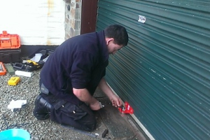 SỬA KHÓA REMOTE CỬA CUỐN Ở ĐỨC TRỌNG 