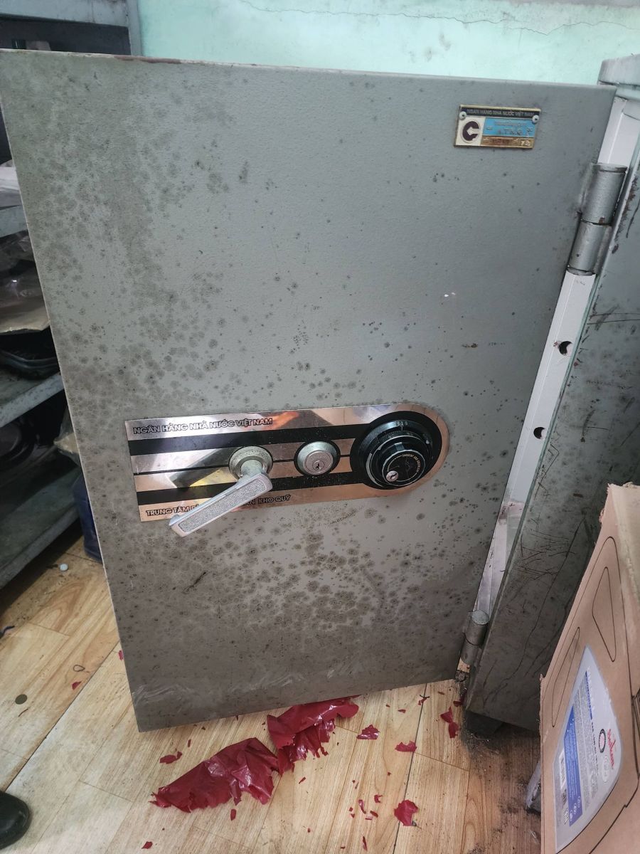 Hình ảnh minh họa ghi nhận trạng thái cơ học cửa két sắt, không bao gồm thao tác mở.