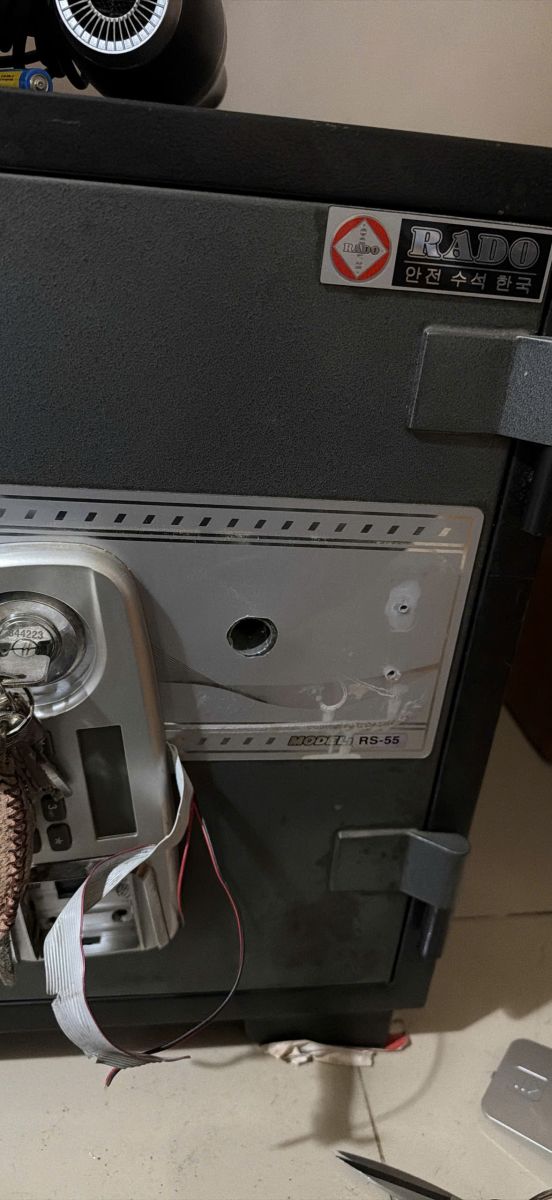 Hình ảnh minh họa ghi nhận trạng thái cơ học cửa két sắt, không bao gồm thao tác mở.