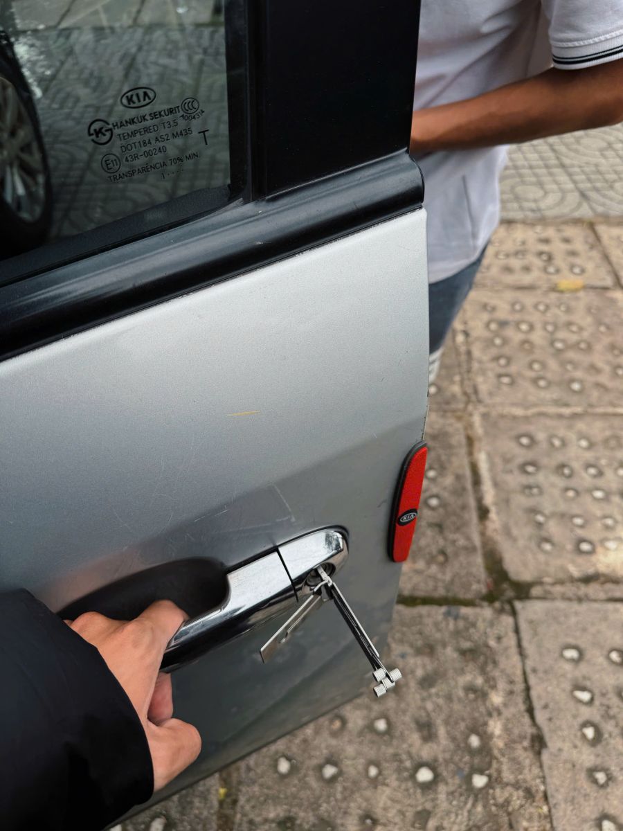 Hình ảnh minh hoạ, không mô tả kỹ thuật mở cửa.