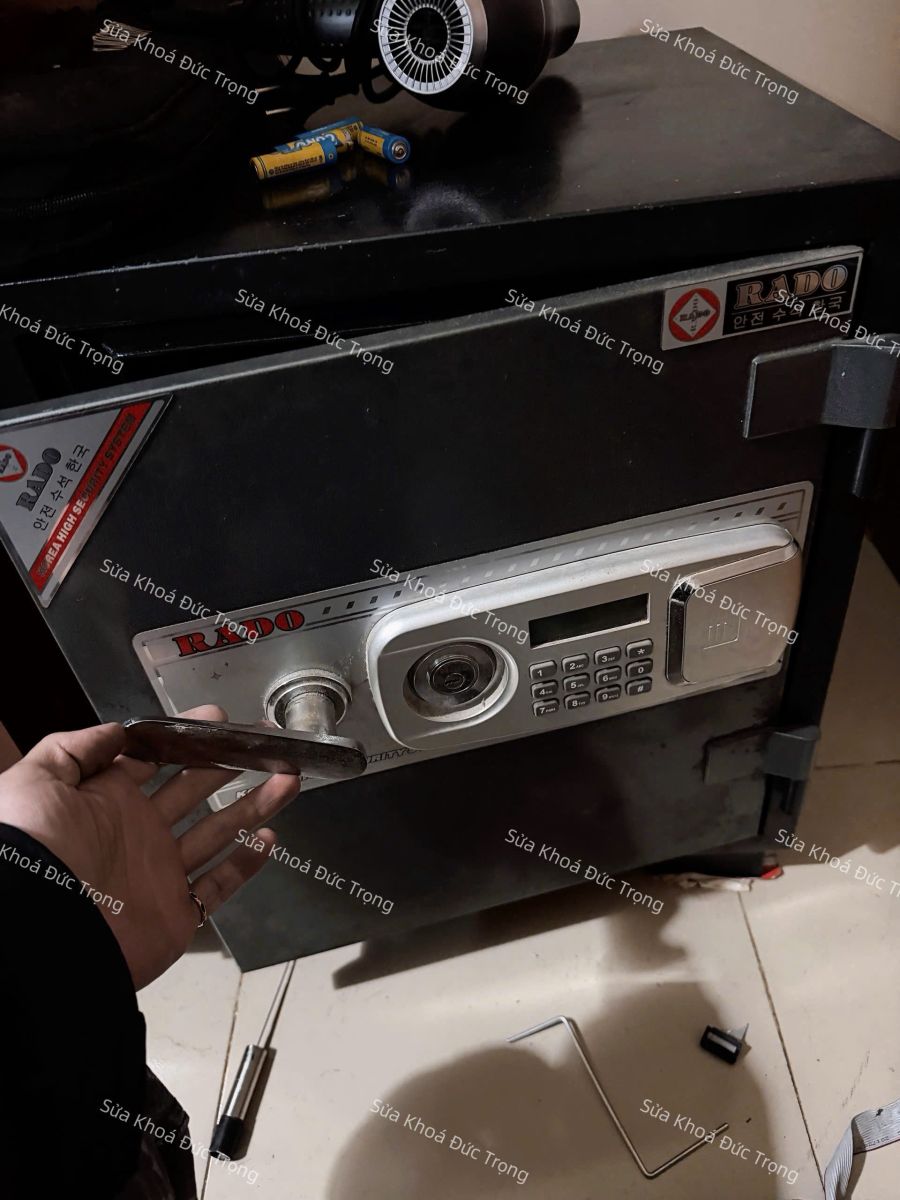 Hình ảnh minh họa ghi nhận trạng thái cơ học cửa két sắt, không bao gồm thao tác mở.